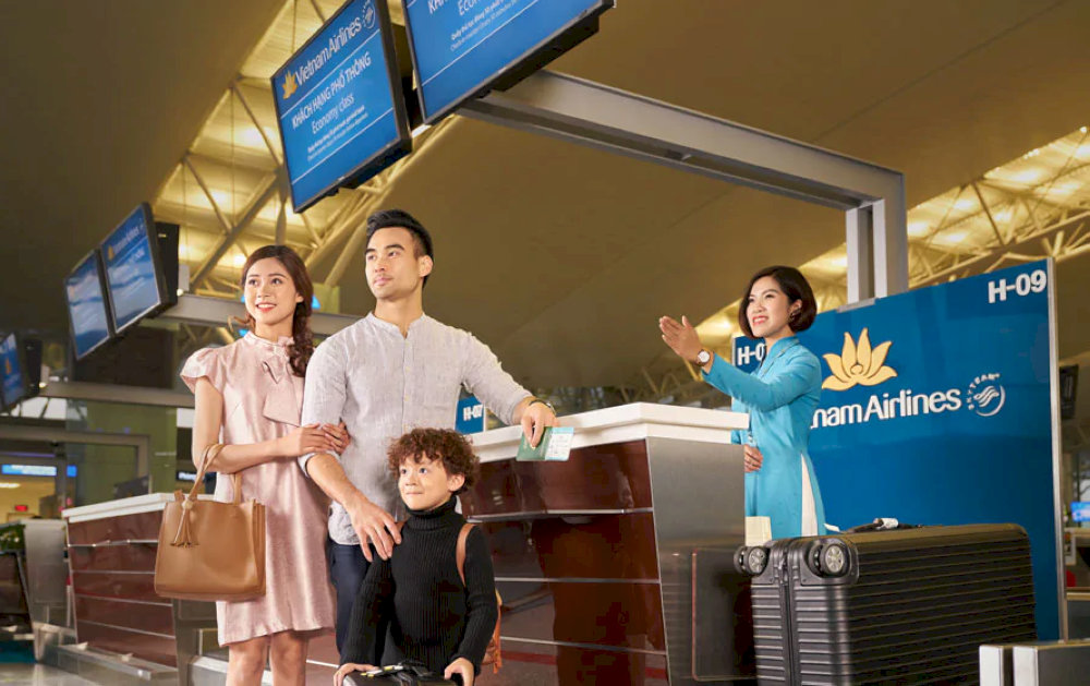 After completing immigration procedures, you can travel by taxi, bus, or subway to the city center